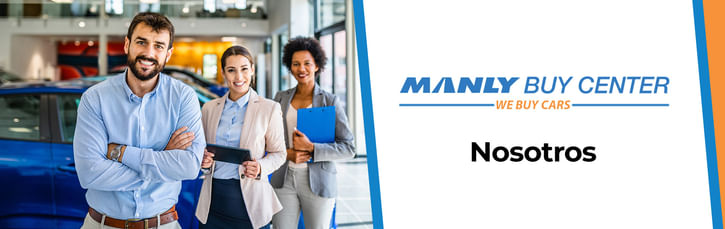 A la izquierda, el personal de pie en el centro del edificio manly buy center. A la derecha logo manly buy center compramos coches, debajo texto negro sobre nosotros en el fondo blanco.