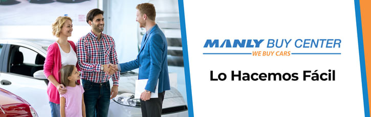 A la izquierda, un representante de ventas saluda a un hombre junto a ellos se encuentra una mujer sonriente con un niño, los coches en el fondo. A la derecha logotipo varonil comprar centro compramos coches y texto negro abajo lo hacemos fácil en el fondo blanco.