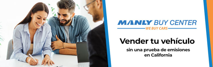 A la izquierda una mujer sonriente está firmando un contrato, junto a ella se sienta un hombre sonriente, frente a ellos se sienta un representante en un traje. A la derecha Manly Buy Center We Buy Cars logo, por debajo de texto negro la venta de su vehículo sin una prueba de smog en california sobre fondo blanco.