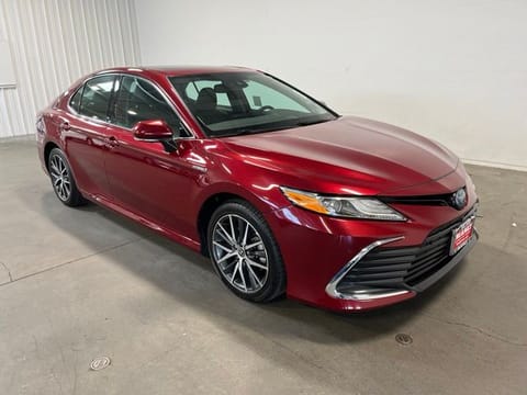 1 imagen de 2021 Toyota Camry Hybrid XLE