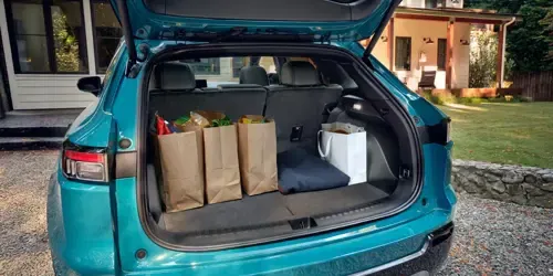 Interior del 2026 Honda Prologue Elite, con el área de carga trasera con compras dentro.