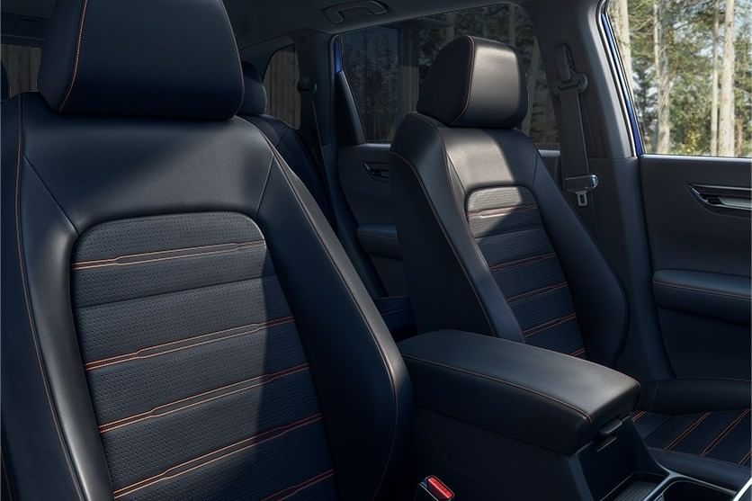 Asientos del Honda CR-V Hybrid 2025 en elegante cuero negro con costuras naranjas, destacando un diseño interior elegante y cómodo.