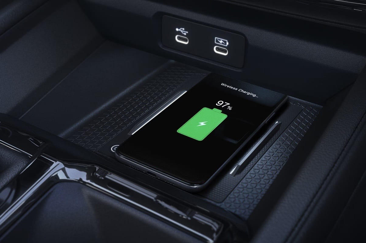 Teléfono inteligente cargando de forma inalámbrica en el espacio designado del Honda Accord Hybrid 2026. La pantalla muestra 97% de batería. Puertos USB visibles arriba, transmitiendo un ambiente moderno y tecnológicamente avanzado.