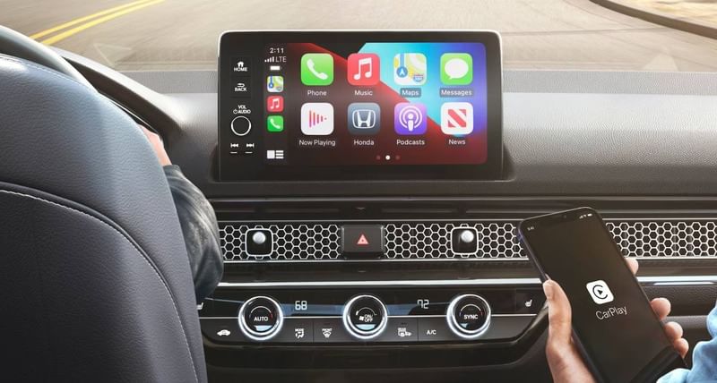 El Honda Civic Hatchback Sport Touring Hybrid 2025 en interior negro con Apple Carplay inalámbrico