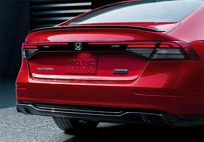 Perfil trasero del Honda Accord 2025, destacando sus luces traseras.