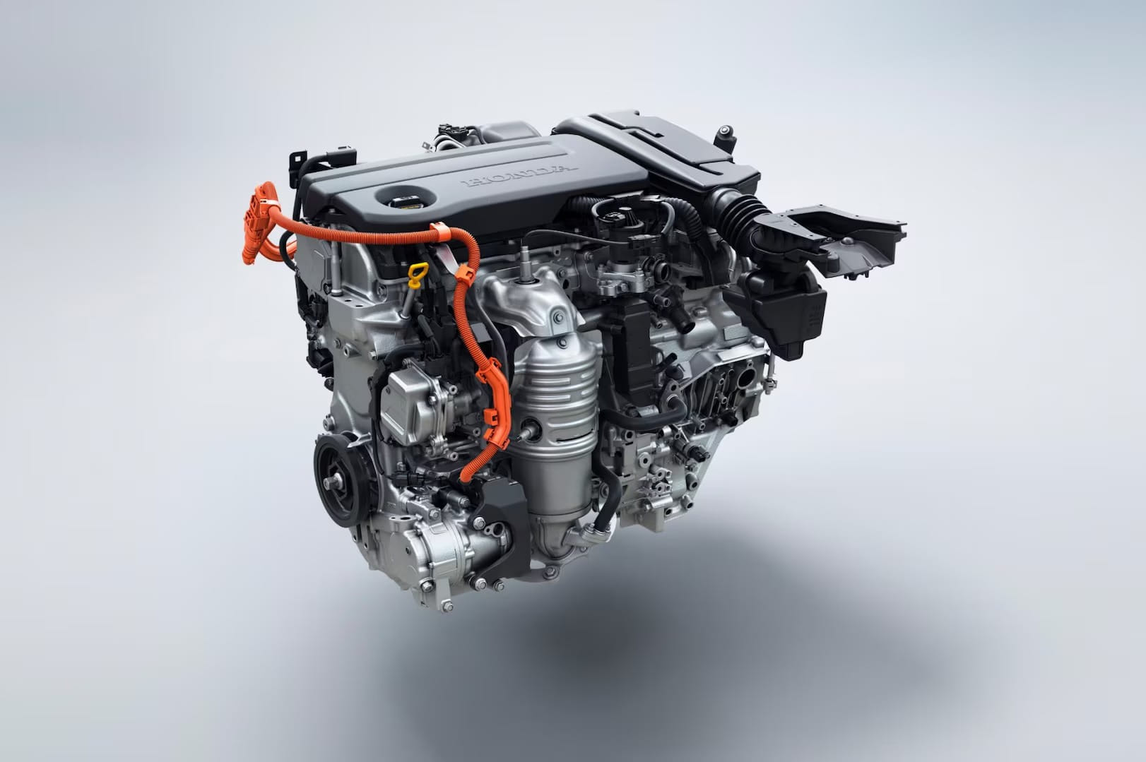 Un moderno motor de automóvil sobre un fondo gris claro, con componentes mecánicos complejos y un prominente cableado naranja, que transmite tecnología avanzada.