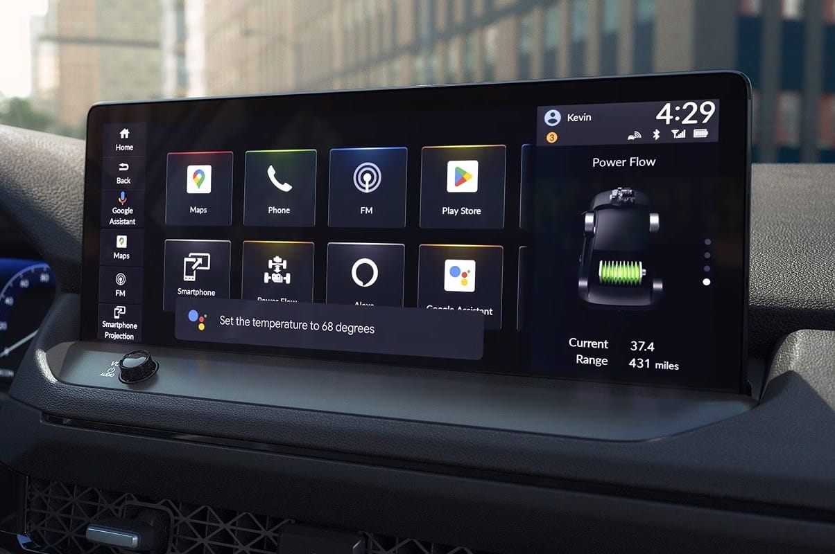 Tablero del Honda Accord Hybrid 2026 con pantalla táctil mostrando aplicaciones como Maps, Phone y Play Store. Muestra flujo de potencia, rango y un mensaje para ajustar la temperatura a 68°F.