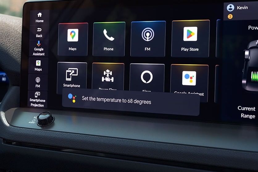 Primer plano de la pantalla táctil de un Honda Accord Hybrid 2025 mostrando varias aplicaciones y un comando de voz para ajustar la temperatura a 68 grados.