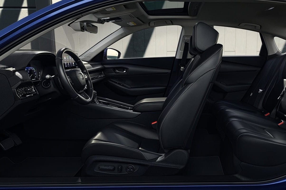 Interior del Honda Accord Hybrid 2026 mostrando asientos de cuero negro elegantes, un tablero moderno y un techo solar. El diseño transmite una sensación de elegancia y comodidad.