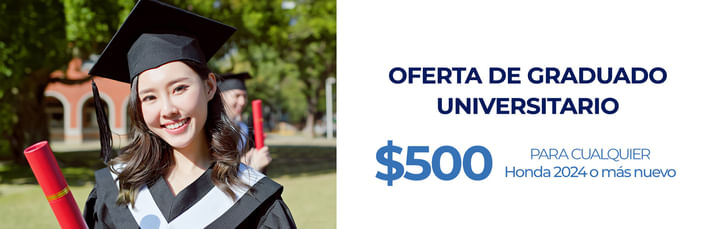 Una mujer con toga de graduación sostiene orgullosa su diploma, celebrando su graduación universitaria. El texto a la derecha dice: 'Oferta para graduados universitarios: 500 $ para cualquier Honda de 2024 o posterior'.