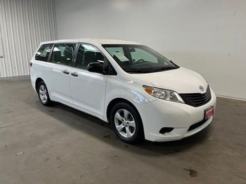1 image of 2017 Toyota Sienna L