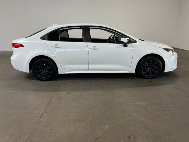 2021 Toyota Corolla LE photo 2