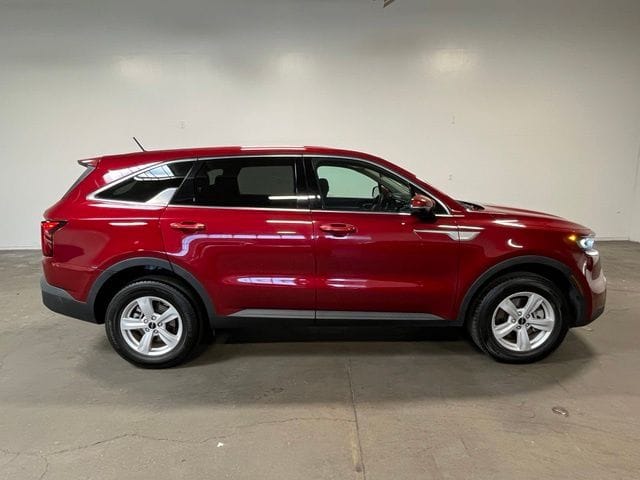 2022 Kia Sorento LX photo 2