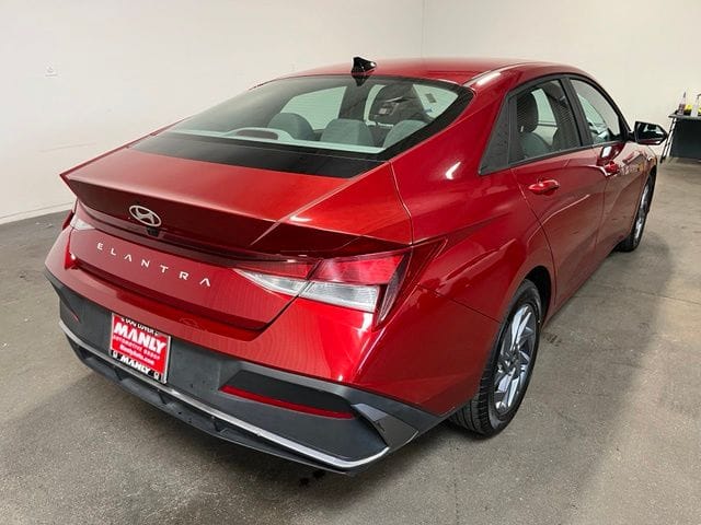 2024 Hyundai Elantra SEL photo 3