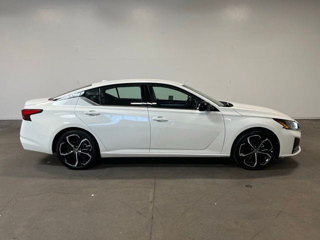 2024 Nissan Altima SR photo 2