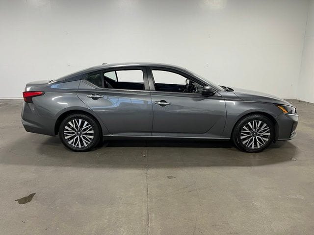 2024 Nissan Altima SV photo 2