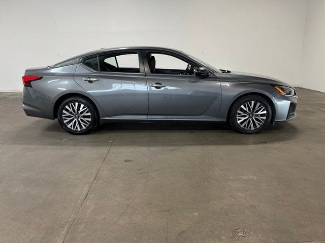 2024 Nissan Altima SV photo 2