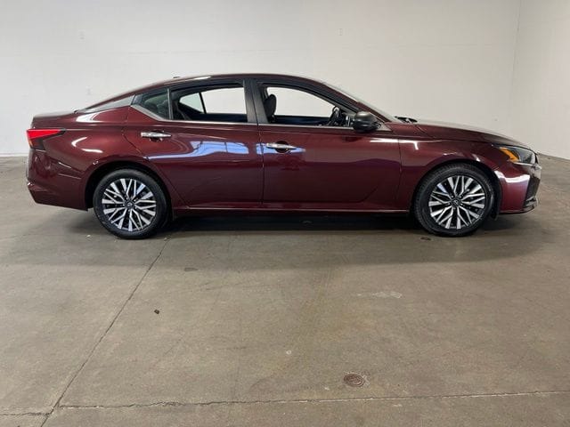 2024 Nissan Altima SV photo 2