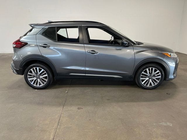 2024 Nissan Kicks SR photo 2