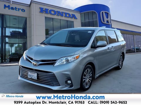 1 image of 2018 Toyota Sienna XLE Premium 7-Passenger
