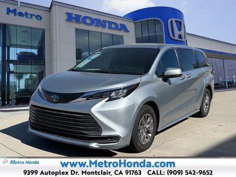 1 image of 2021 Toyota Sienna LE 8-Passenger