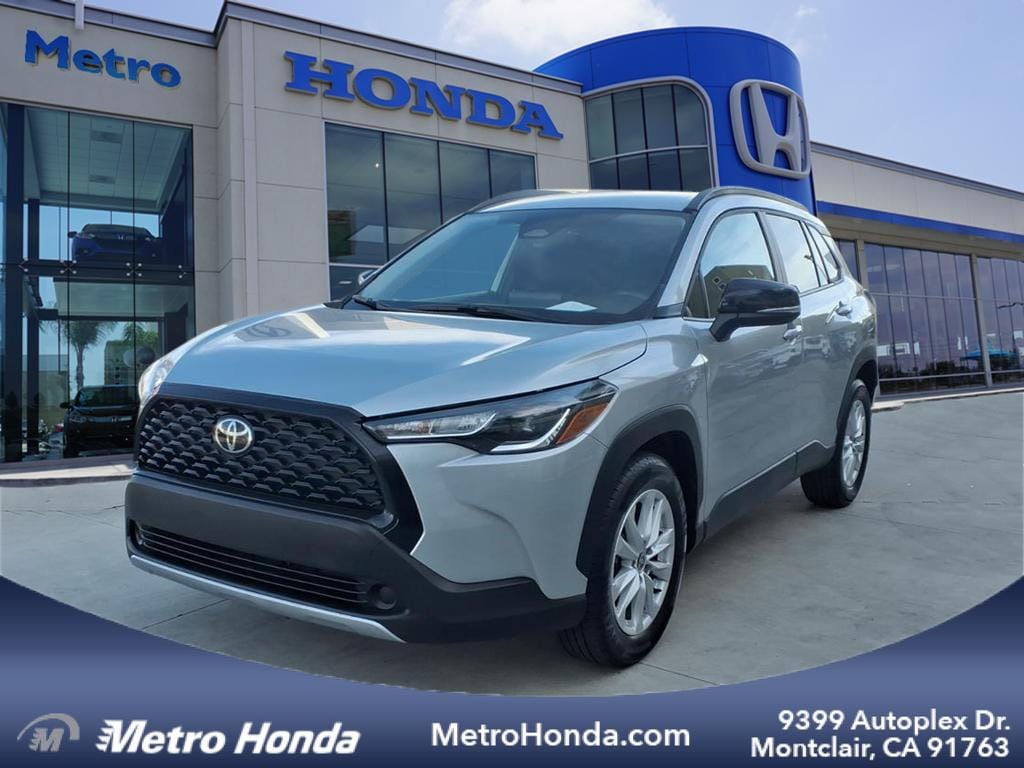 2025 Toyota Corolla Cross LE's photo