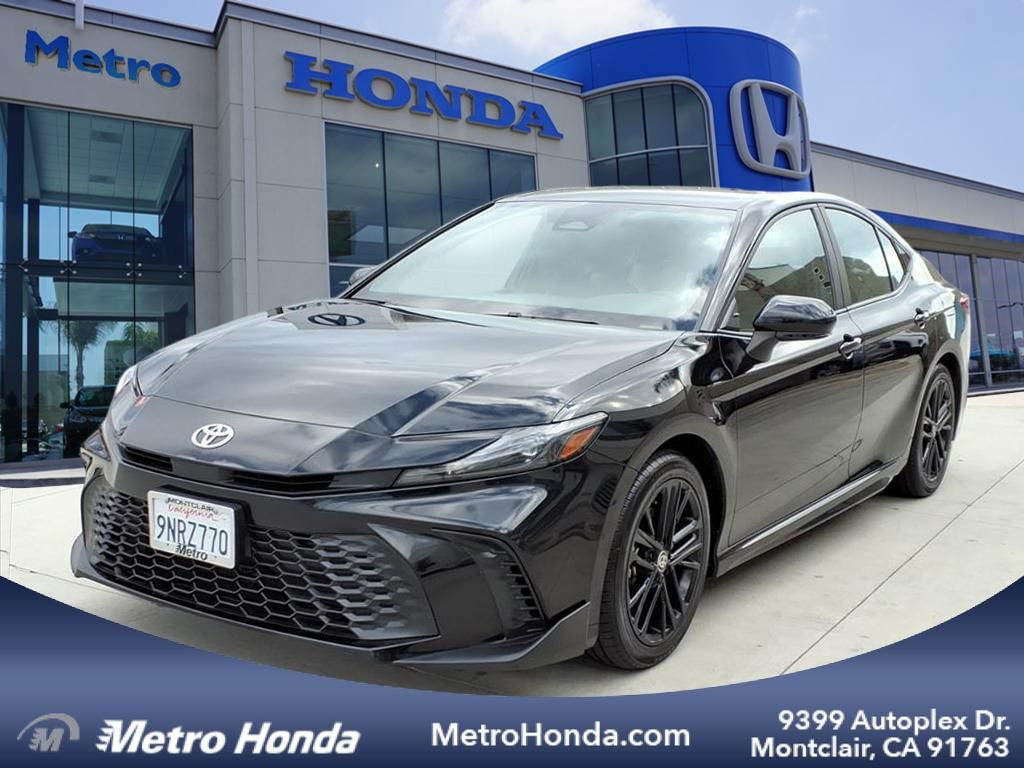 2025 Toyota Camry SE's photo