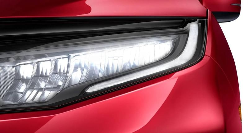 El Honda Odyssey Elite 2026 en Radiant Red Metallic II primer plano del faro