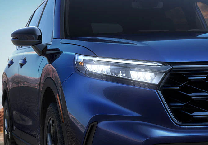 Primer plano del faro LED del Honda CR-V 2025 azul