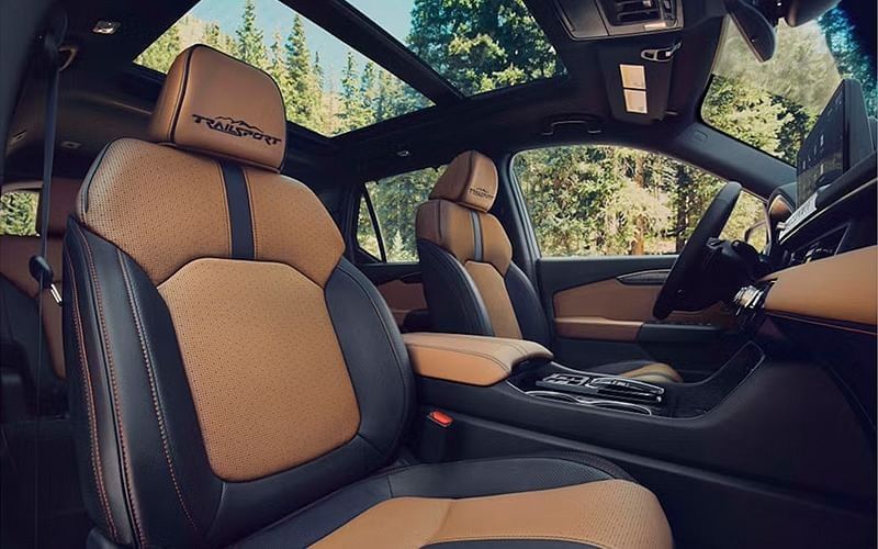 Vista interior de un Honda Passport 2026 con asientos de cuero color tostado.