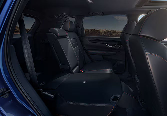 Asientos traseros del Honda CR-V 2025, cuero negro, uno plegado