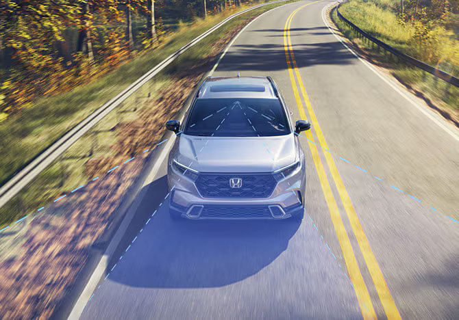 Honda CR-V 2025 plateado con gráficos del Sistema de Asistencia de Mantenimiento de Carril
