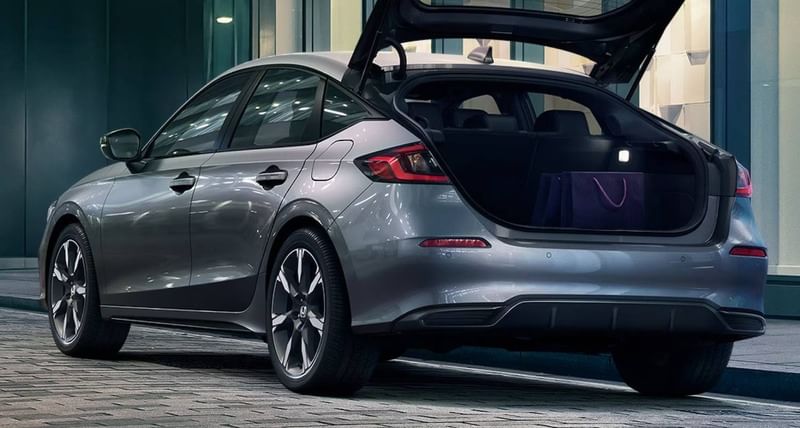 El Honda Civic Hatchback Sport Touring Hybrid 2025 en color Plata Solar Metalizado con compartimento de carga