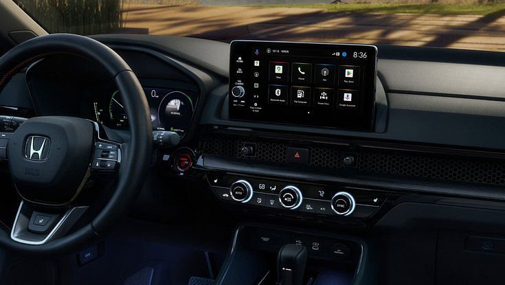 Una vista del tablero del Honda CR-V, centrándose en la pantalla de infoentretenimiento y los controles del climatizador.