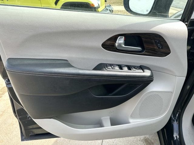 2021 Chrysler Pacifica Limited - Photo 8