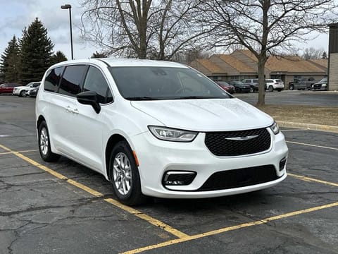 1 image of 2023 Chrysler Pacifica Touring