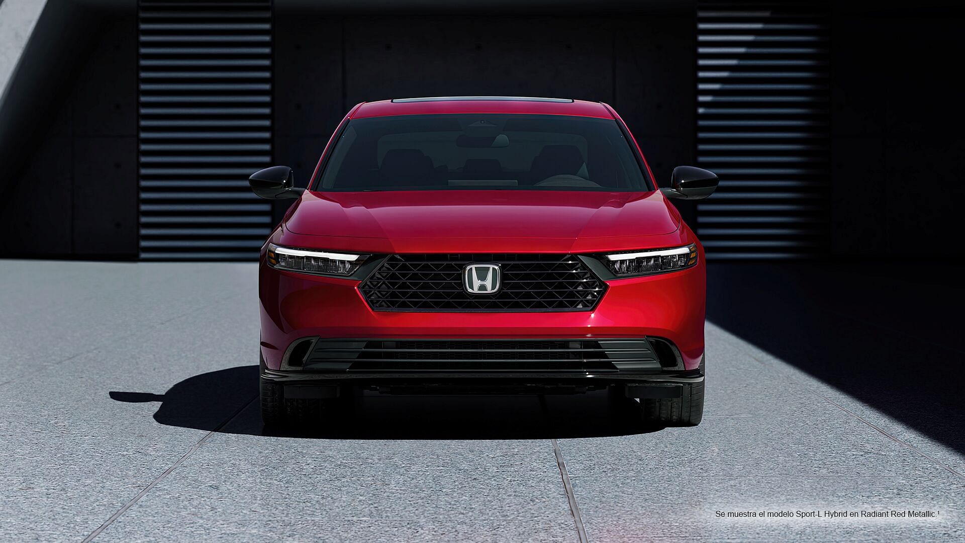 Se muestra el modelo Sport-L Hybrid en Radiant Red Metallic