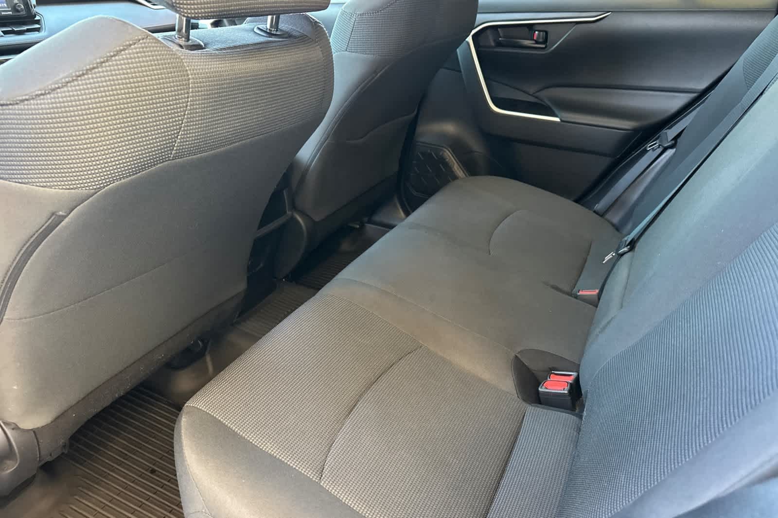 2021 Toyota RAV4 LE - Photo 12