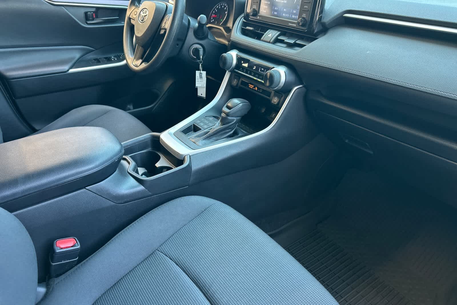 2021 Toyota RAV4 LE - Photo 16