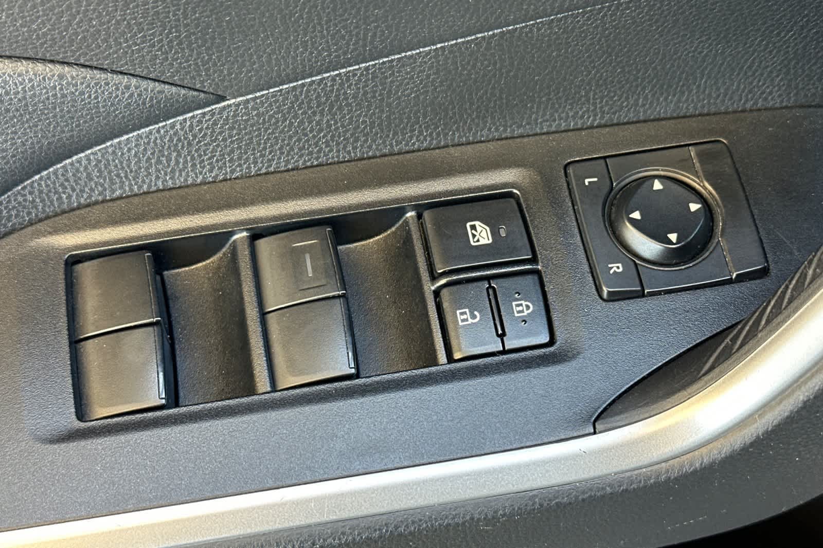 2021 Toyota RAV4 LE - Photo 11