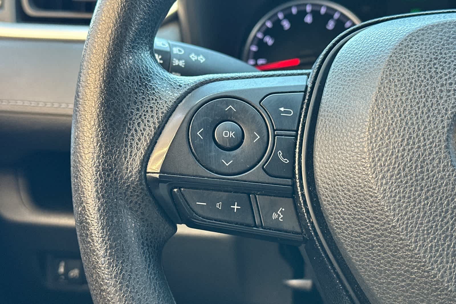 2021 Toyota RAV4 LE - Photo 24
