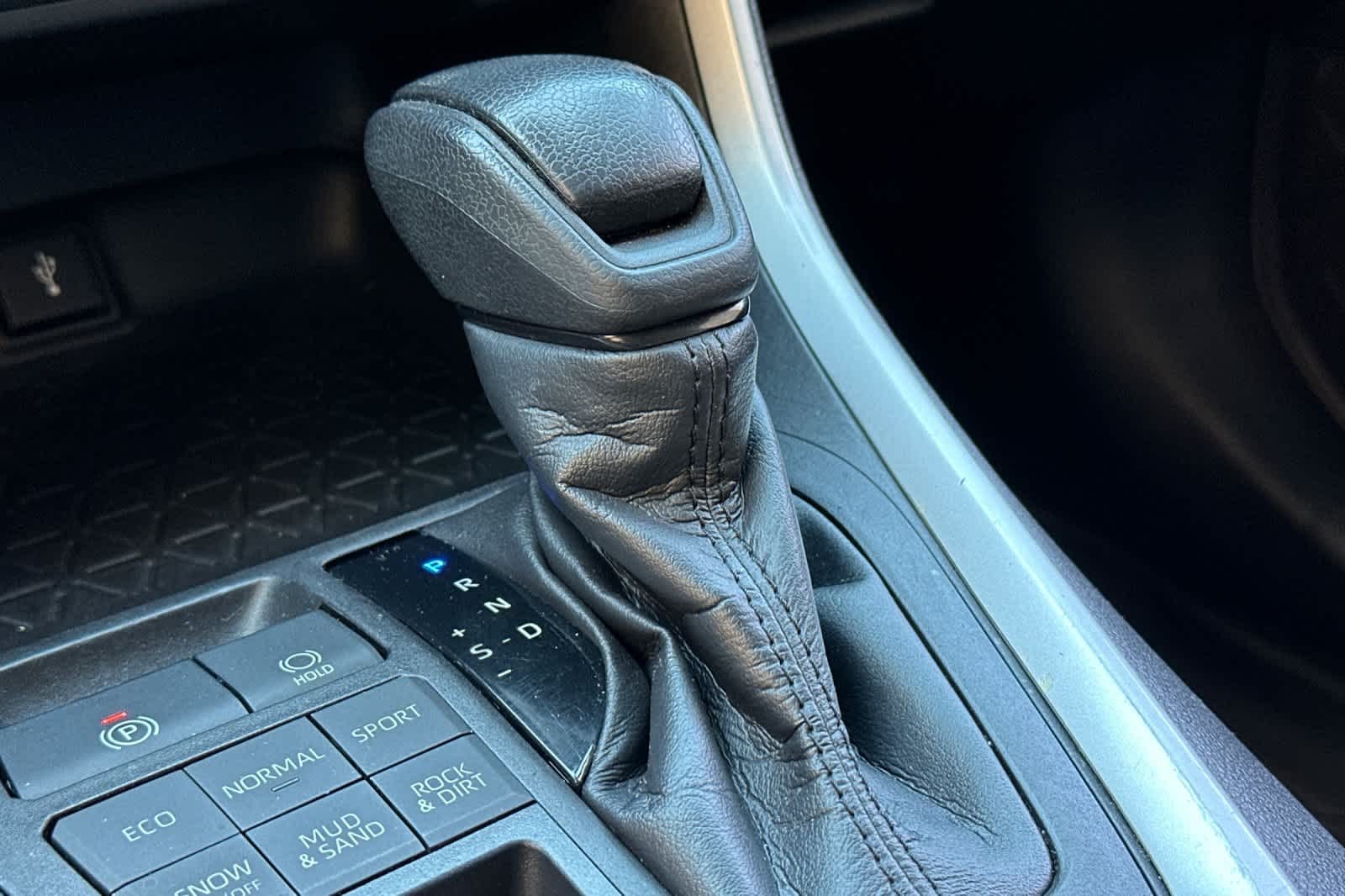 2021 Toyota RAV4 LE - Photo 22