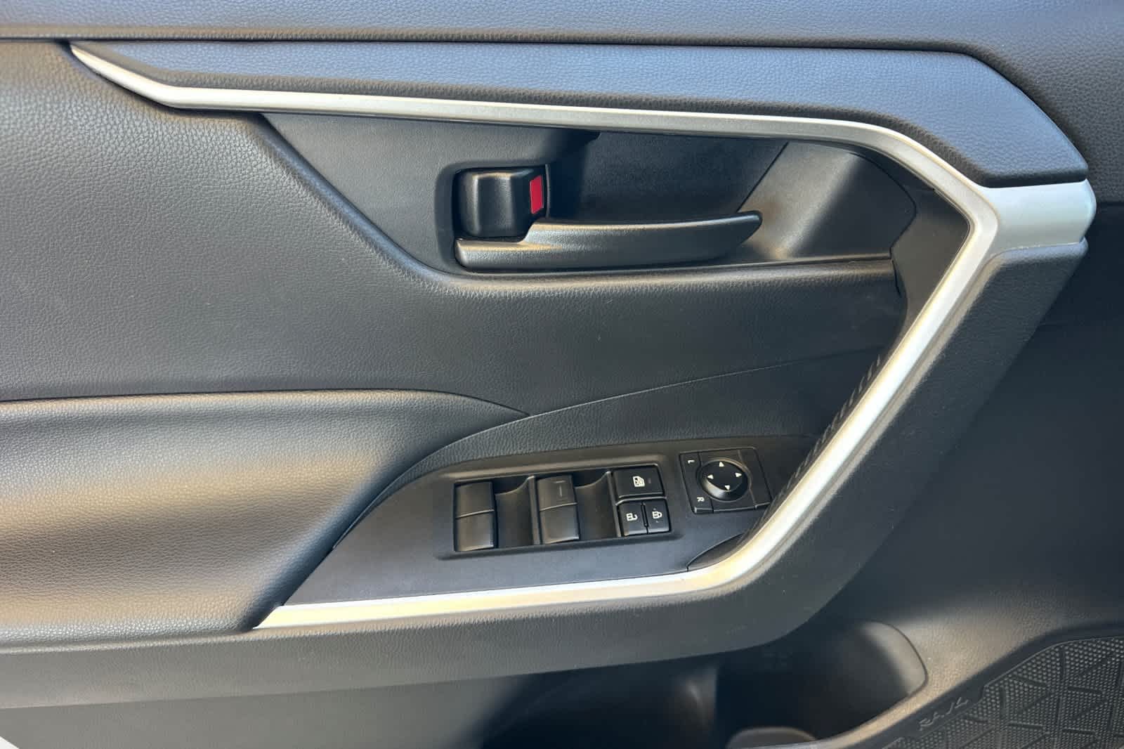 2021 Toyota RAV4 LE - Photo 10