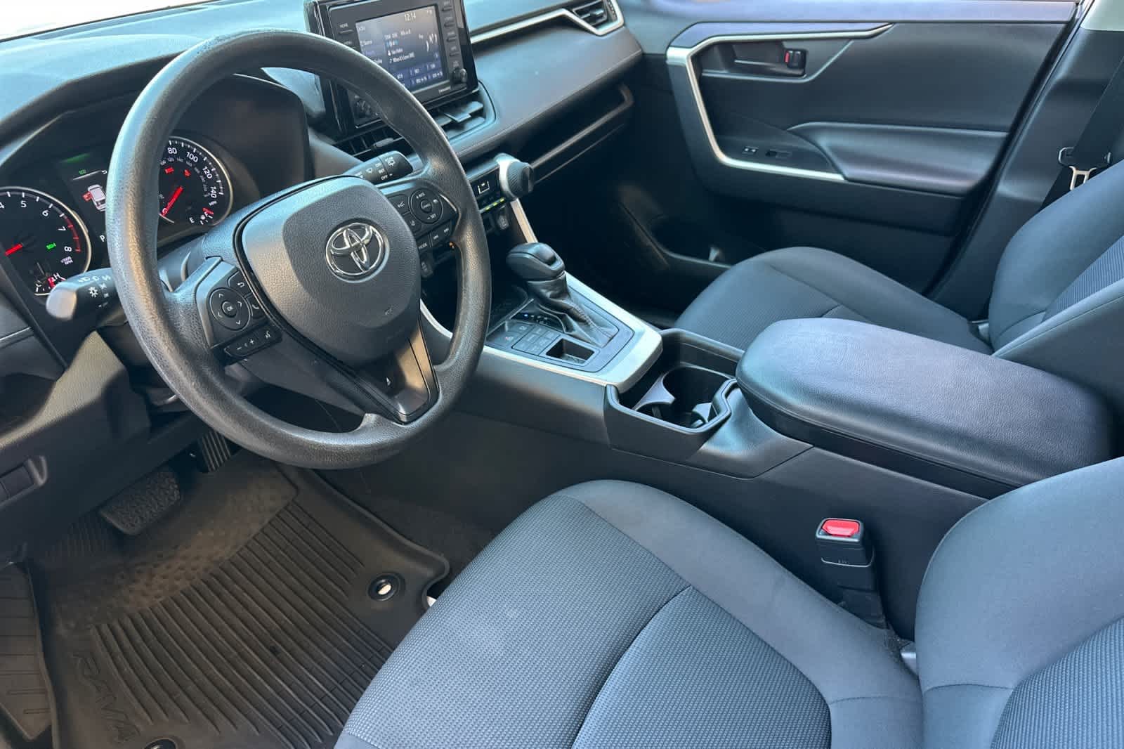 2021 Toyota RAV4 LE - Photo 9