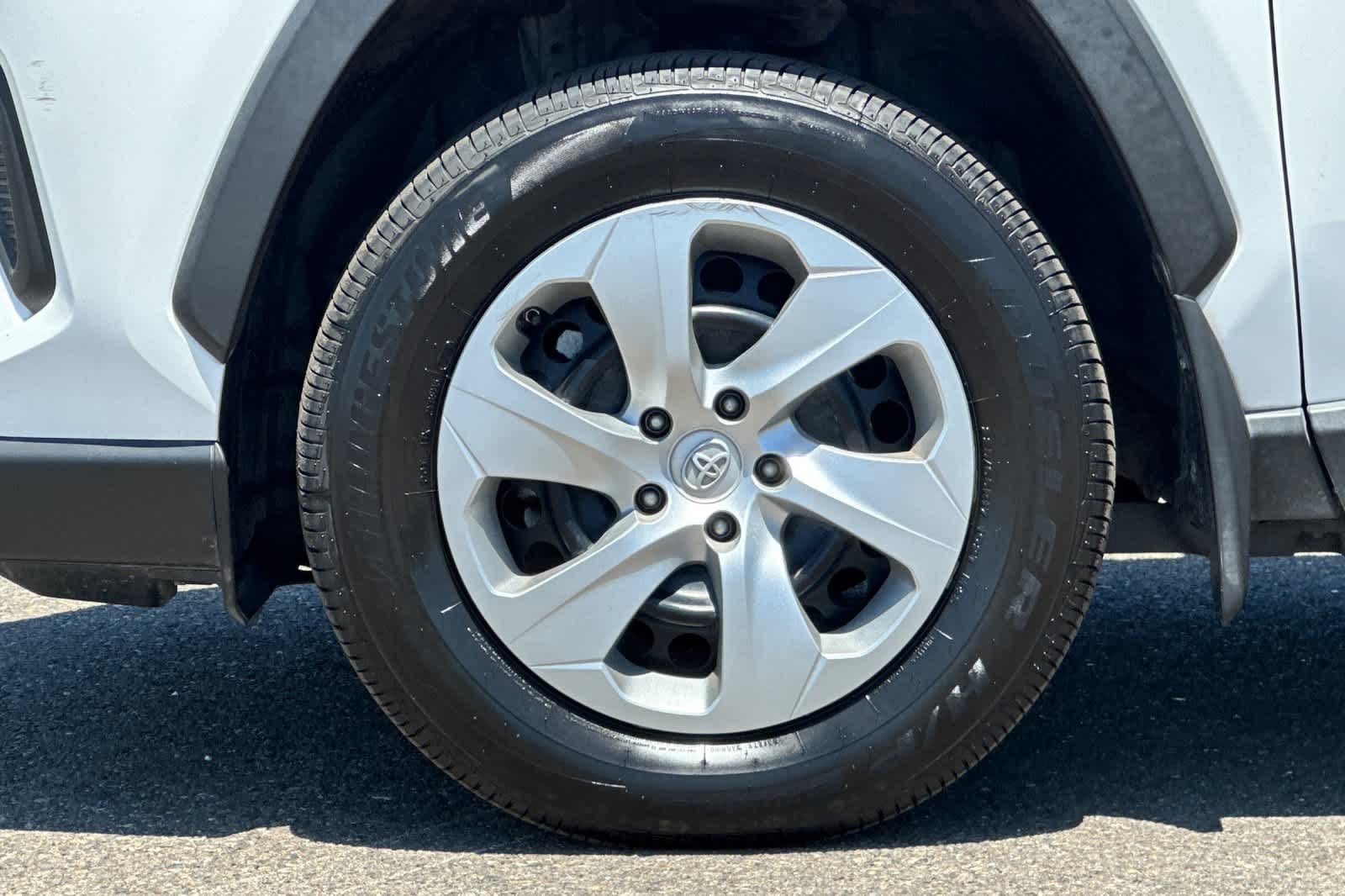 2021 Toyota RAV4 LE - Photo 29
