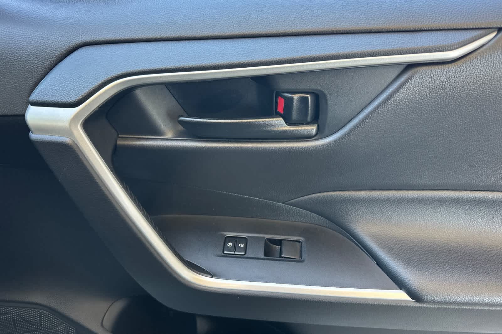 2021 Toyota RAV4 LE - Photo 18