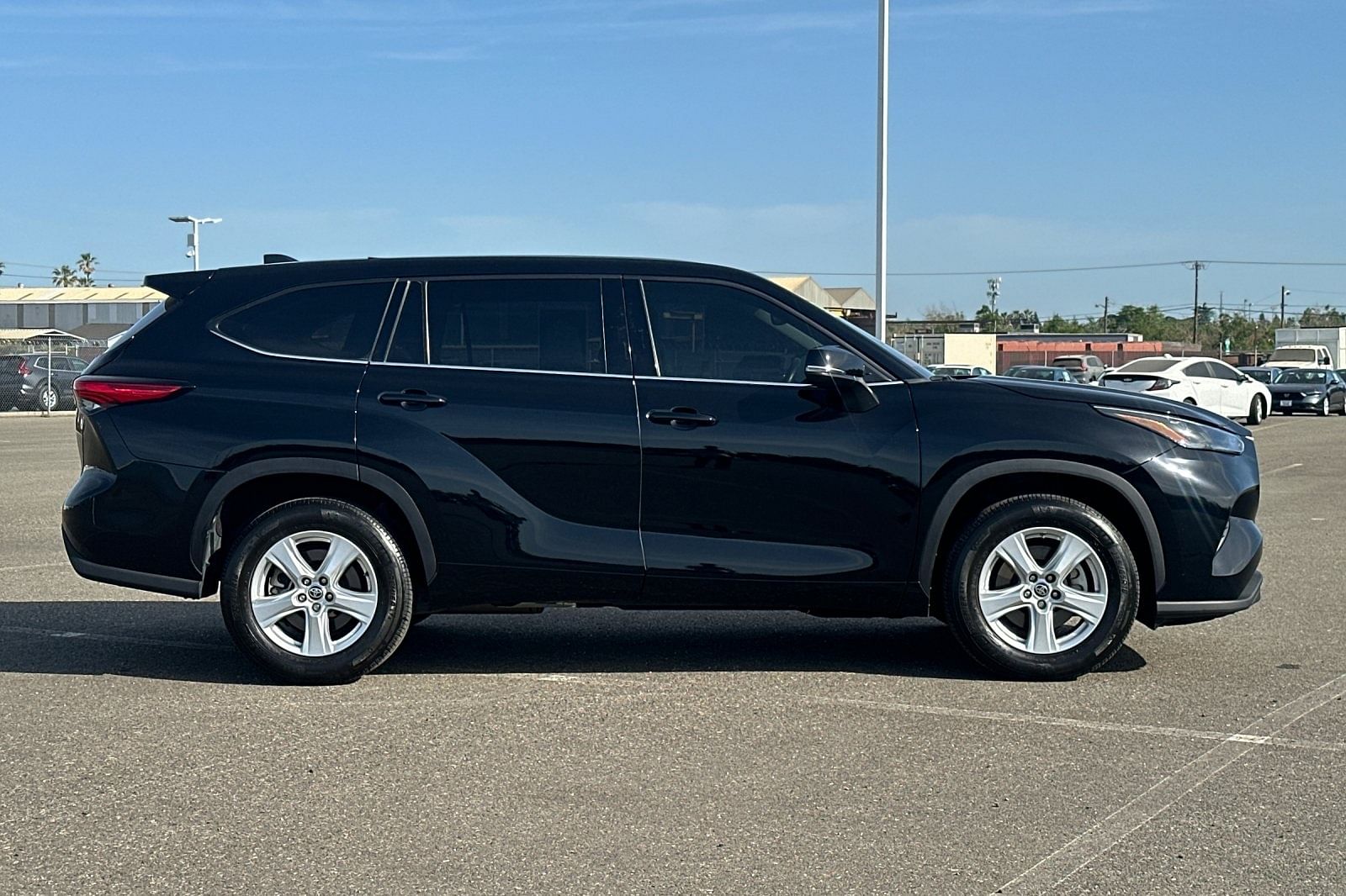 Used 2022 Toyota Highlander LE with VIN 5TDZZRAH8NS559340 for sale in Modesto, CA