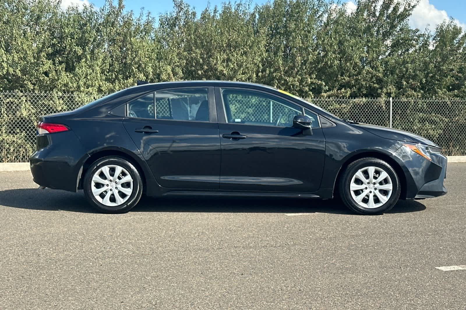 Used 2022 Toyota Corolla LE with VIN 5YFEPMAE8NP343042 for sale in Northfield, Minnesota