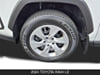 11 imagen en miniatura de 2024 Toyota RAV4 LE