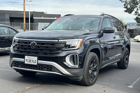 1 image of 2024 Volkswagen Atlas 2.0T Peak Edition SE w/Technology